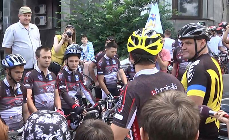 Отец 32 детей призвал бороться с сиротством велотуром Отец 32 детей призвал бороться с сиротством велотуром