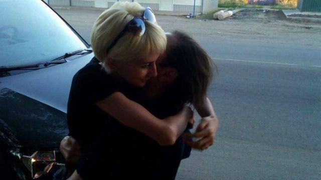 Фото дня. Эмоциональная встреча полковника с женой после 2-летнего плена Фото дня. Эмоциональная встреча полковника с женой после 2-летнего плена