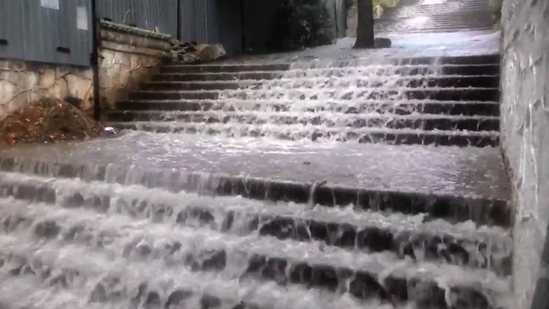 Курортный поселок в Крыму накрыл мощный ливень: появилось видео стихии Курортный поселок в Крыму накрыл мощный ливень: появилось видео стихии