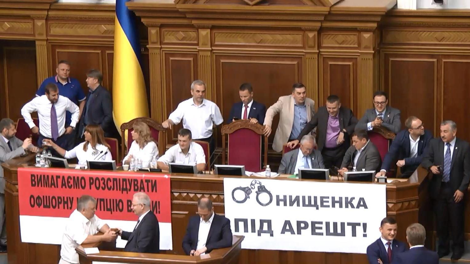 Без законов и с блокировкой: что происходит в Раде накануне депутатских каникул Без законов и с блокировкой: что происходит в Раде накануне депутатских каникул