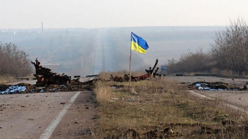Более полусотни террористов не осмеливаются сбить украинский флаг в Марьинке