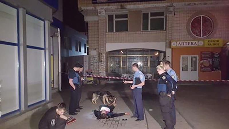 У Києві посеред вулиці зарізали чоловіка (18+) У Києві посеред вулиці зарізали чоловіка (18+)