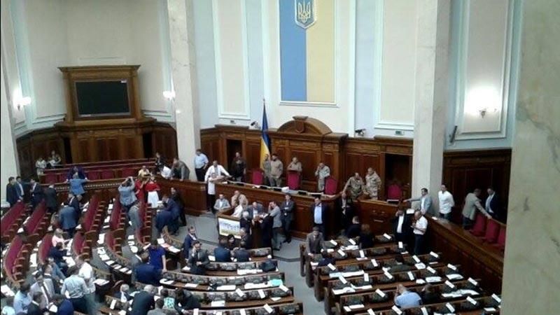 Депутати з АТО охороняють президію Ради від Ляшка і "Батьківщини"
