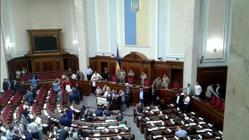 Депутати з АТО охороняють президію Ради від Ляшка і "Батьківщини" Депутати з АТО охороняють президію Ради від Ляшка і "Батьківщини"
