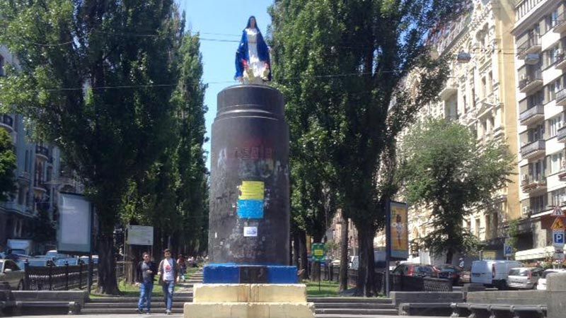 На известном постаменте Ленина в Киеве появилась мать Божья На известном постаменте Ленина в Киеве появилась мать Божья
