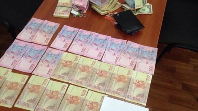 У Харкові затримано чергових держпосадовців-хабарників У Харкові затримано чергових держпосадовців-хабарників