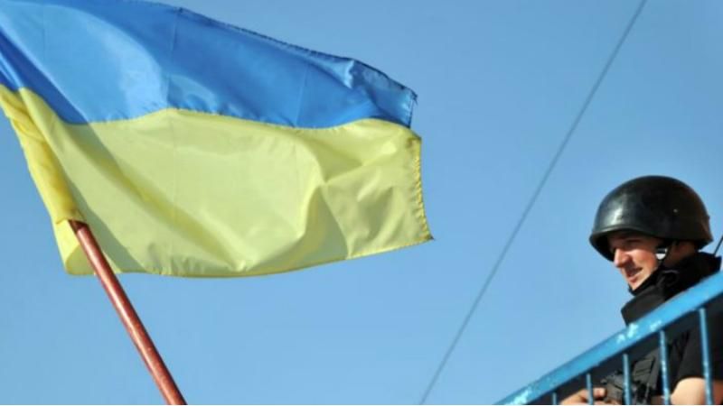 Розвідник вивісив на позиції бойовиків український прапор 