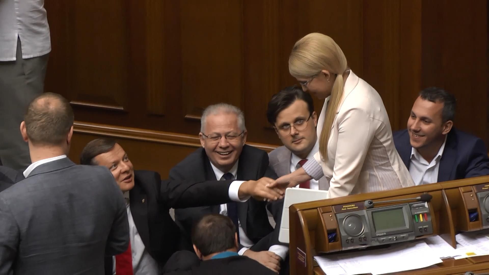 Подвійне блокування, сидячий протест та нові закони: як працює Верховна Рада Подвійне блокування, сидячий протест та нові закони: як працює Верховна Рада