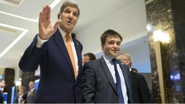 Клімкін погуляв з Керрі по Києву: з’явилися фото Клімкін погуляв з Керрі по Києву: з’явилися фото