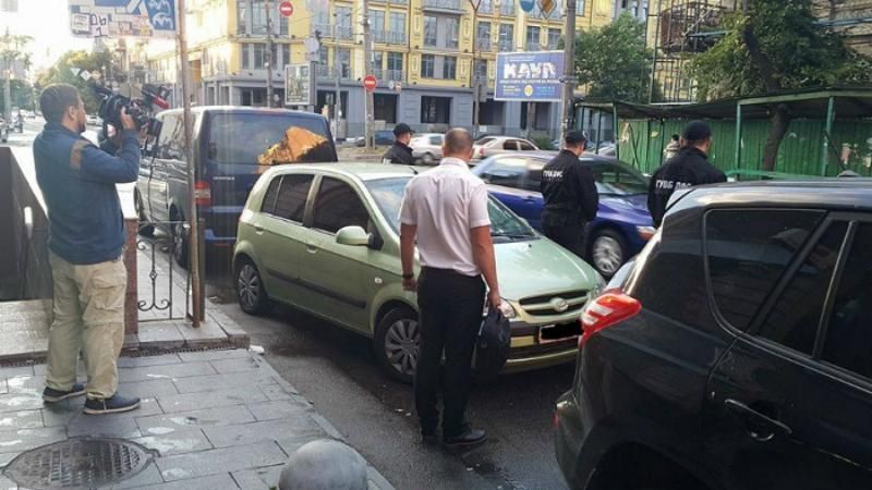 Чиновницю ДФС впіймали на хабарі у її власному авто 