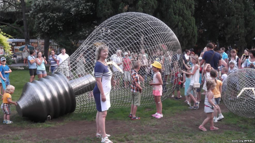 Маразм оккупантов в Крыму: в Ялте будут поклоняться лампочке Маразм оккупантов в Крыму: в Ялте будут поклоняться лампочке