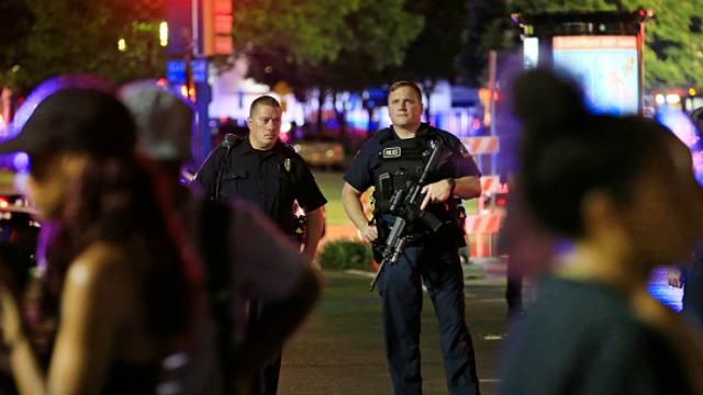 Жорстока стрілянина у Далласі: вбивць поліцейських вдалось затримати