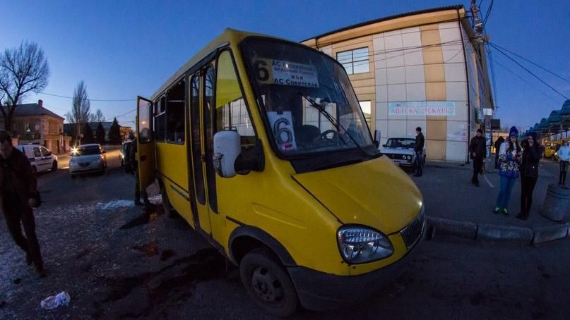 Маршрутка с людьми на бешеной скорости потеряла два колеса: появилось видео Маршрутка с людьми на бешеной скорости потеряла два колеса: появилось видео