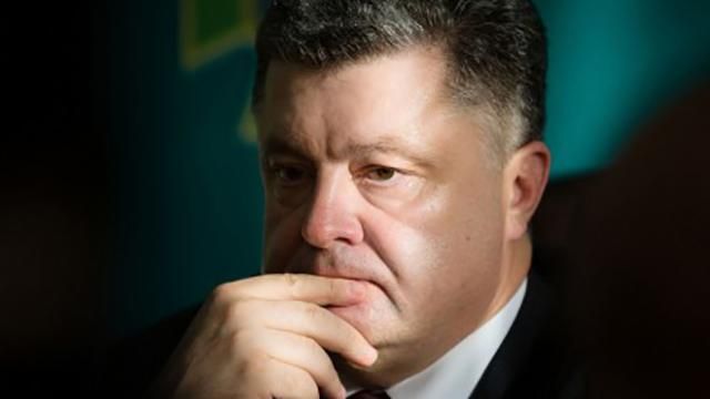 Порошенко встал на колени перед памятником жертвам Волынской трагедии