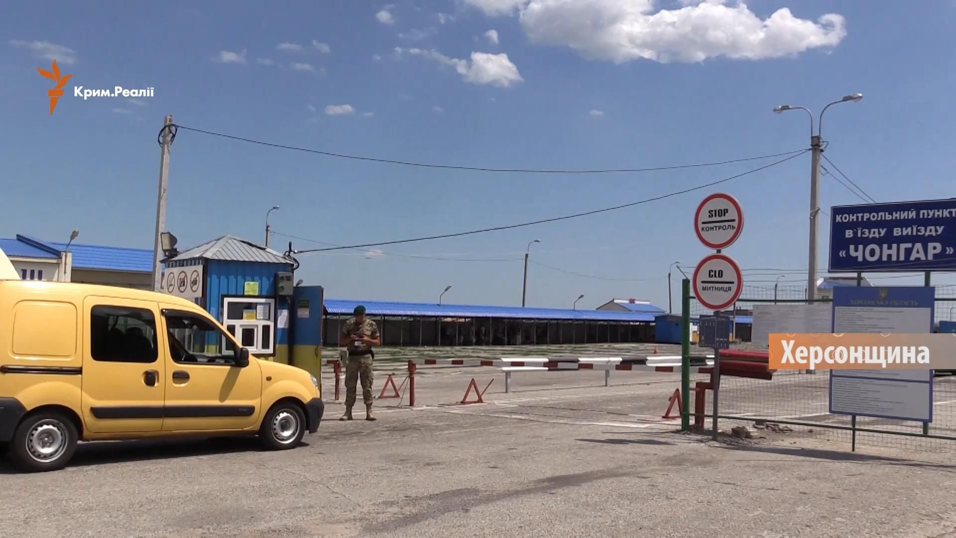 Кримчан змушують змінювати українські номерні знаки на російські Кримчан змушують змінювати українські номерні знаки на російські