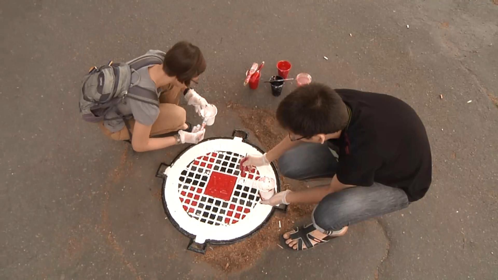 Вулиці Запоріжжя прикрасили незвичні патріотичні люки Вулиці Запоріжжя прикрасили незвичні патріотичні люки