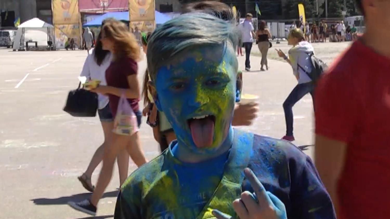 Праздник красок в Харькове: город заполонили "яркие" люди Праздник красок в Харькове: город заполонили "яркие" люди