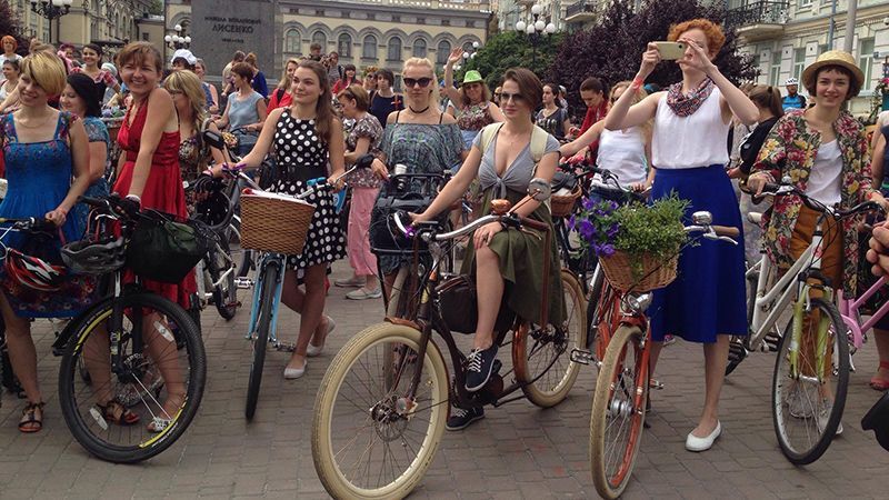 Леді на велосипеді: у Києві відбувся яскравий велопарад 