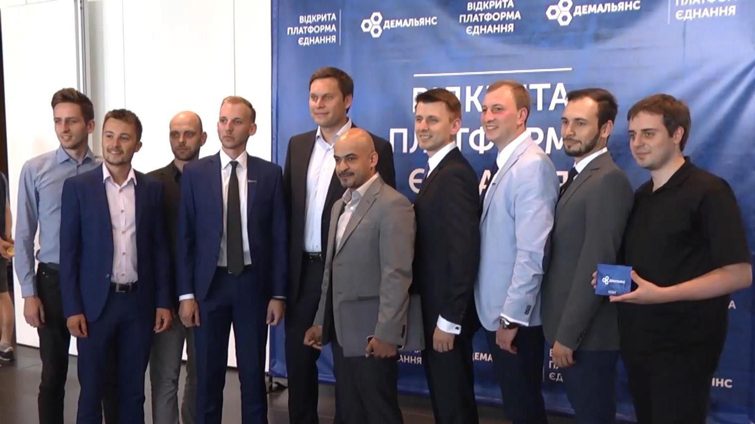 Політичні переходи: пропрезидентські депутати переходять в іншу партію Політичні переходи: пропрезидентські депутати переходять в іншу партію