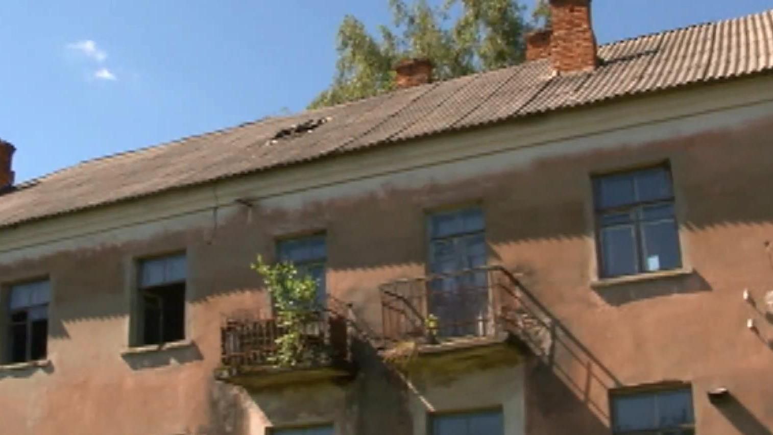 У Чигирині люди мешкають в аварійному будинку-привиду, на який немає документів У Чигирині люди мешкають в аварійному будинку-привиду, на який немає документів