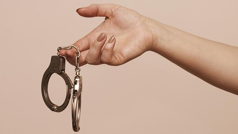 Росіянку затримали в аеропорті за невдалий жарт про бомбу Росіянку затримали в аеропорті за невдалий жарт про бомбу