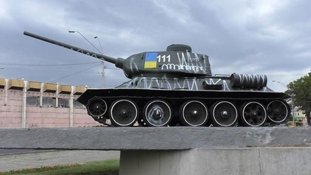 П’яне подружжя розмалювало пам’ятник танкістам: з’явилися фото 