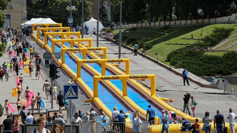 Лето посреди города: гигантскую водную горку открыли в центре Харькова