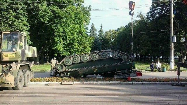 Гусеницами к небу: военную технику перевернули вверх дном посреди Конотопа