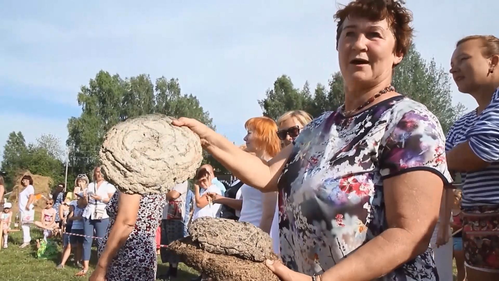 Божевільні забави на Уралі: росіяни змагаються у метанні лайна