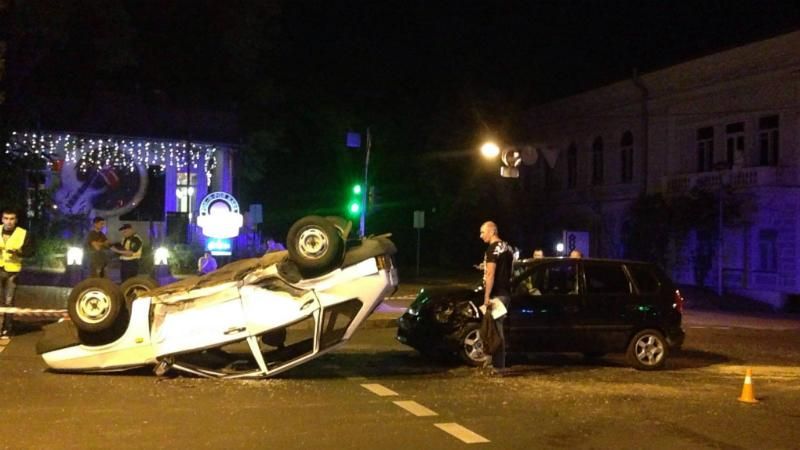 Автомобиль приземлился на капот в Киеве: чудом никто не пострадал Автомобиль приземлился на капот в Киеве: чудом никто не пострадал