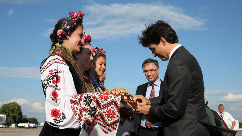 У Порошенко рассказали, когда ждать зоны свободной торговли с Канадой