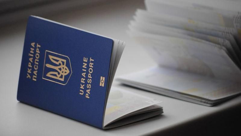 Еврокомиссар Хан озвучил новые сроки безвизового режима для Украины