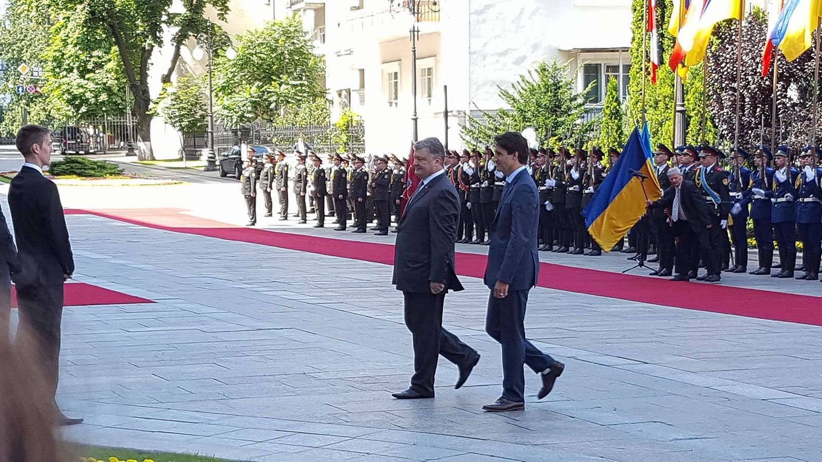 Порошенко попросив у Трюдо залишити інструкторів, які готують українських військових