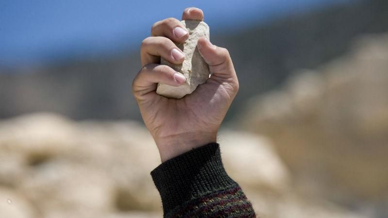 Машину с матерью политзаключенного забросали камнями в Киеве Машину с матерью политзаключенного забросали камнями в Киеве