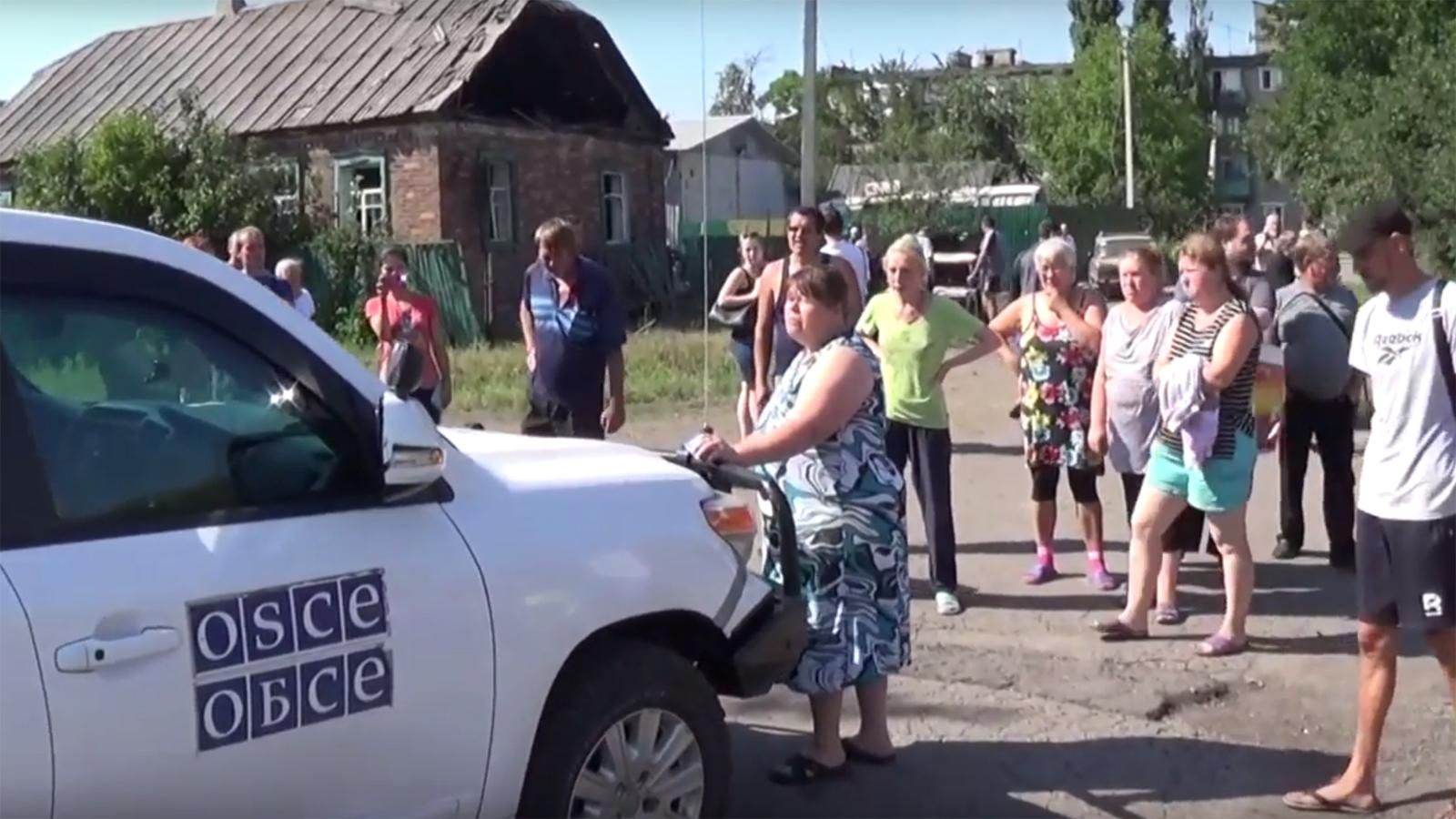 Чего вы сюда приперлись, – жители оккупированной Горловки заблокировали миссию ОБСЕ Чего вы сюда приперлись, – жители оккупированной Горловки заблокировали миссию ОБСЕ