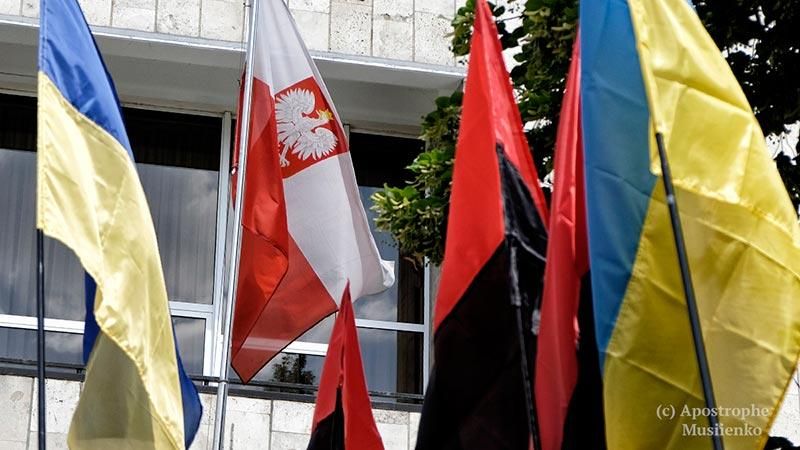 Під посольством Польщі з’явилися червоно-чорні прапори
