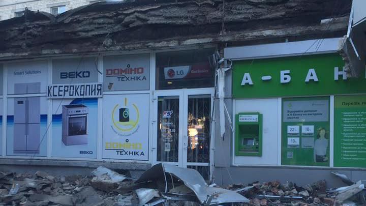 На женщину обвалилась часть стены в Херсоне: опубликованы фото На женщину обвалилась часть стены в Херсоне: опубликованы фото