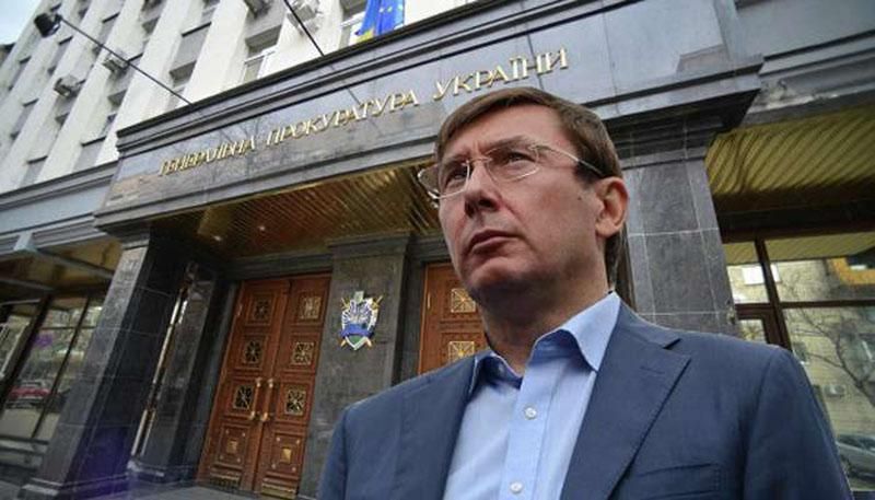 Луценко предложил забрать загранпаспорта у депутатов