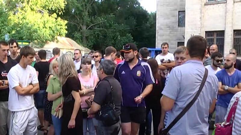 Люди требуют наказать полицейских виновных в смертельном ДТП Люди требуют наказать полицейских виновных в смертельном ДТП