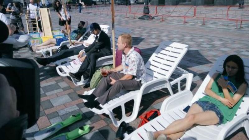 Депутаты! Работать! – Под Радой устроили "пляж" Депутаты! Работать! – Под Радой устроили "пляж"