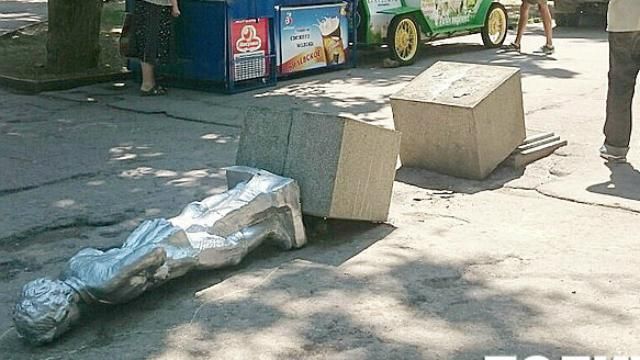 В окупованому Севастополі повалили Леніна: з'явилися фото В окупованому Севастополі повалили Леніна: з'явилися фото