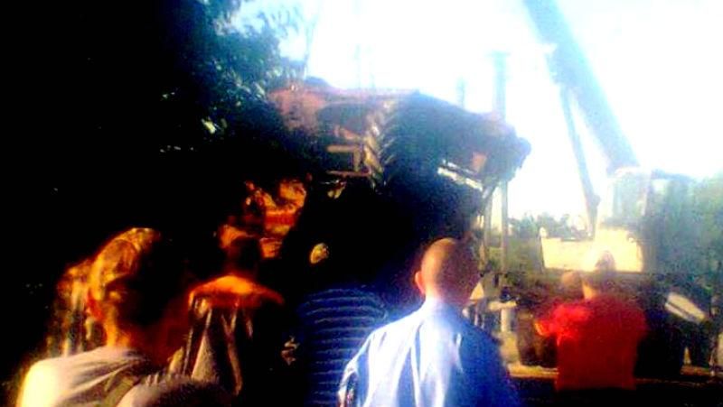 Комбайн злетів з мосту, рятувальники ледве витягли тіла загиблих з кабіни Комбайн злетів з мосту, рятувальники ледве витягли тіла загиблих з кабіни