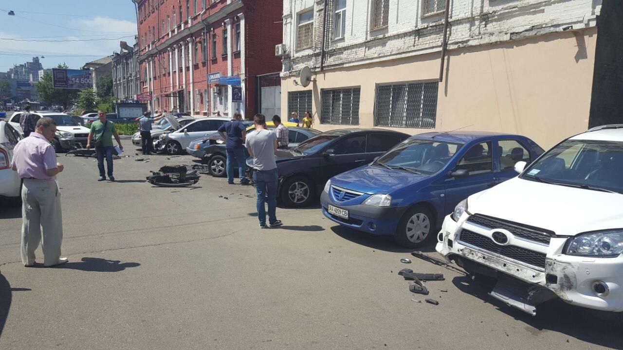 Дідусь спричинив масштабну аварію у Києві: постраждали 10 машин