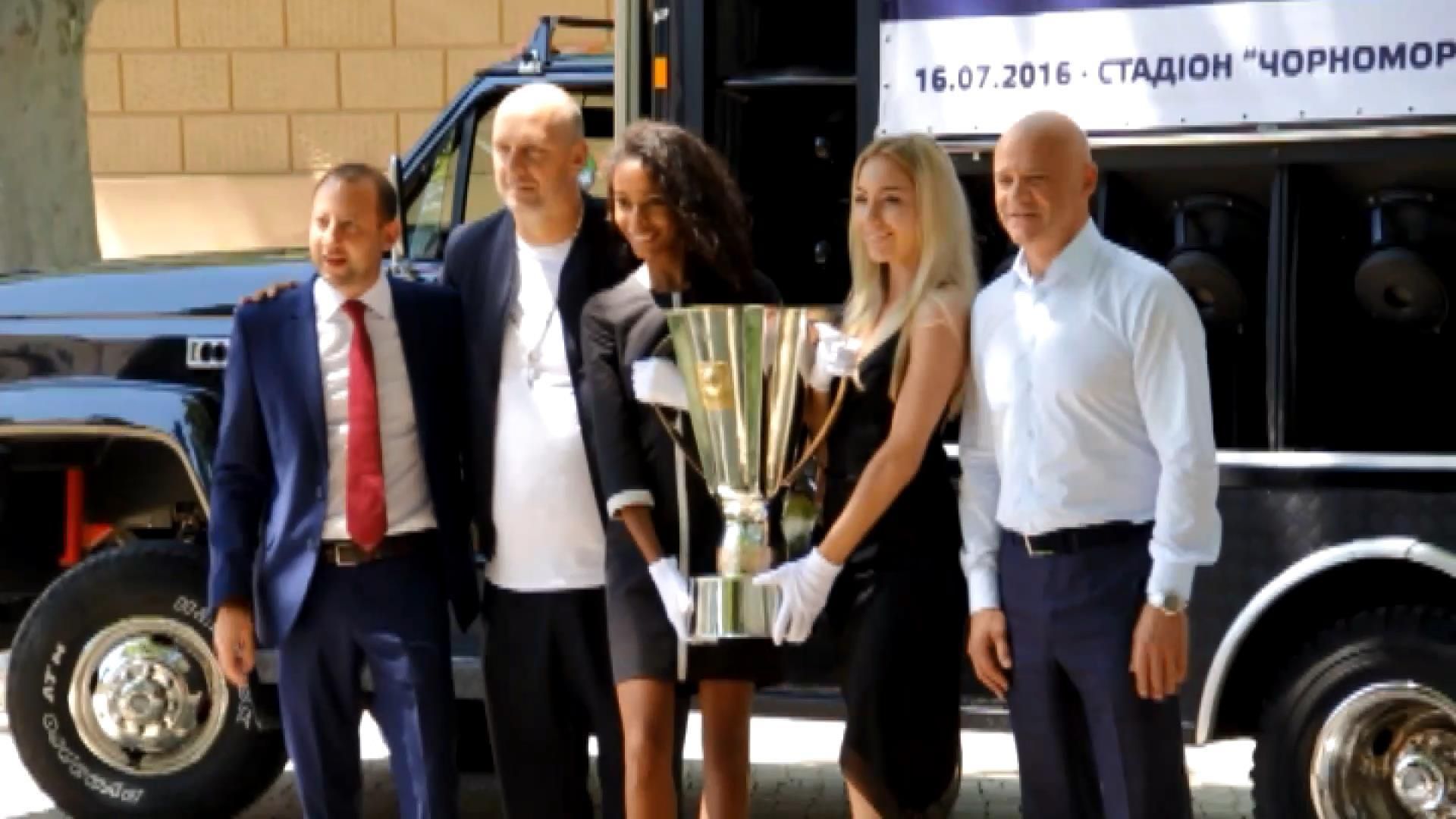 Блискучі усмішки та гарячі дівчата: як Суперкубок подорожує вулицями Одеси
Блискучі усмішки та гарячі дівчата: як Суперкубок подорожує вулицями Одеси