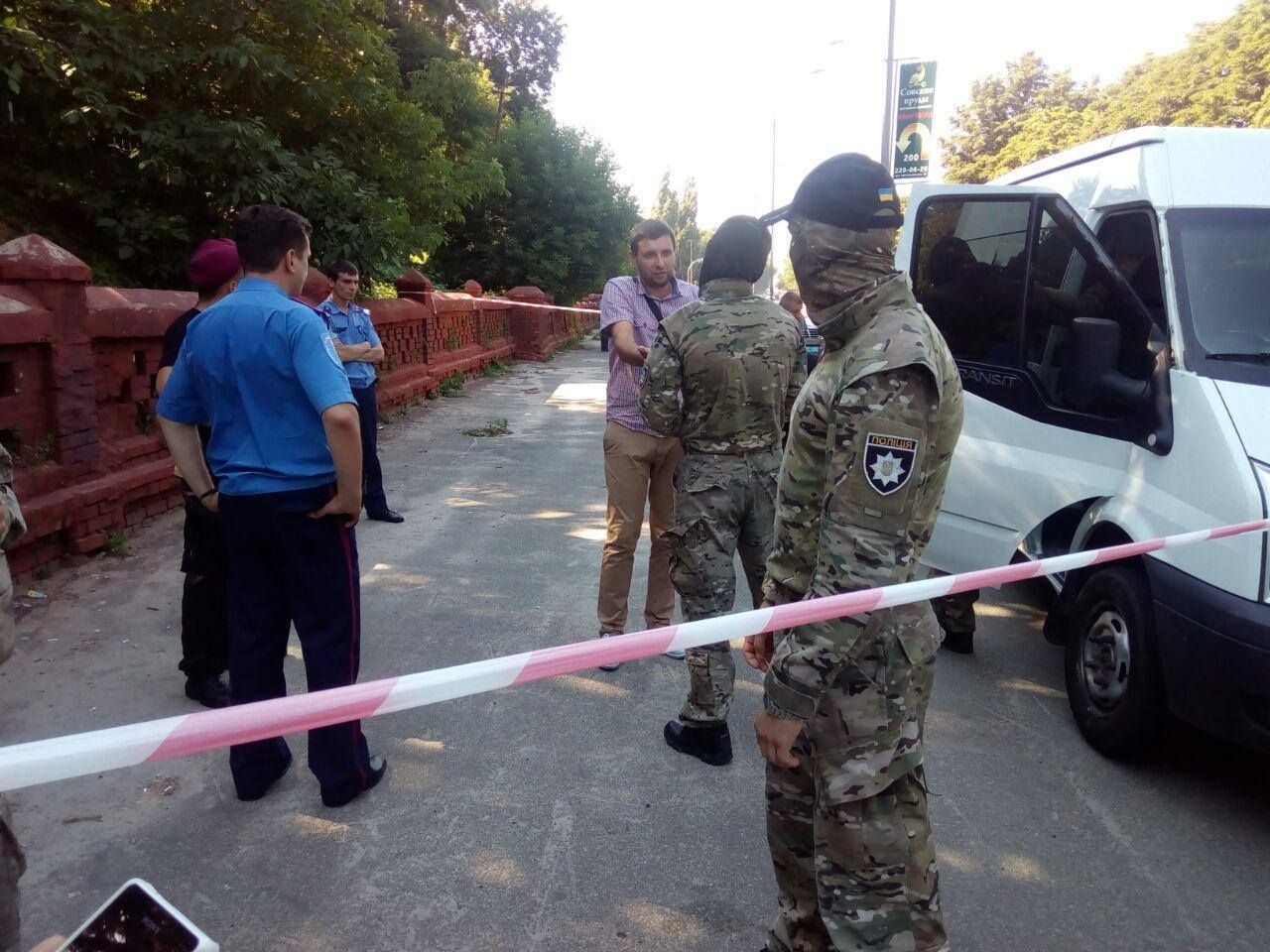 Дело Бузины: активисты повредили авто со спецназом