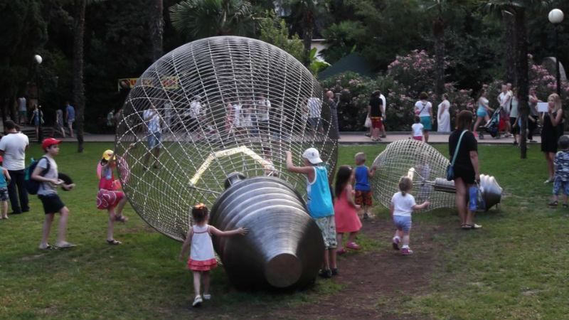 Света нет, но есть памятник: в Крыму увековечили отключение электричества Света нет, но есть памятник: в Крыму увековечили отключение электричества