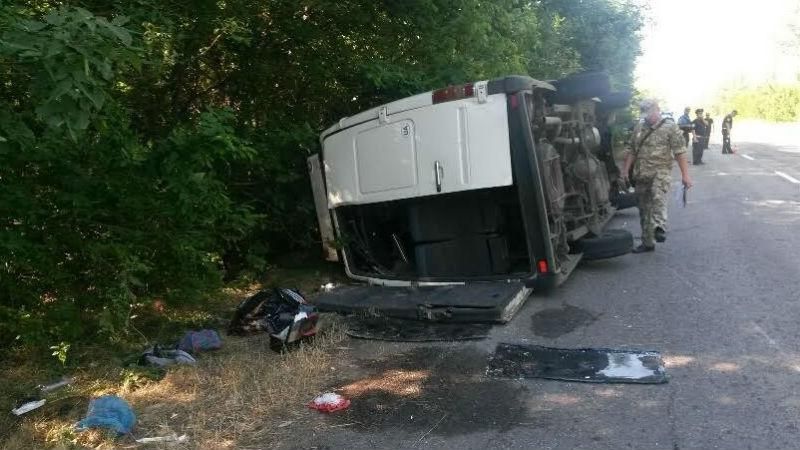 Маршрутка перекинулась під Маріуполем: багато постраждалих Маршрутка перекинулась під Маріуполем: багато постраждалих