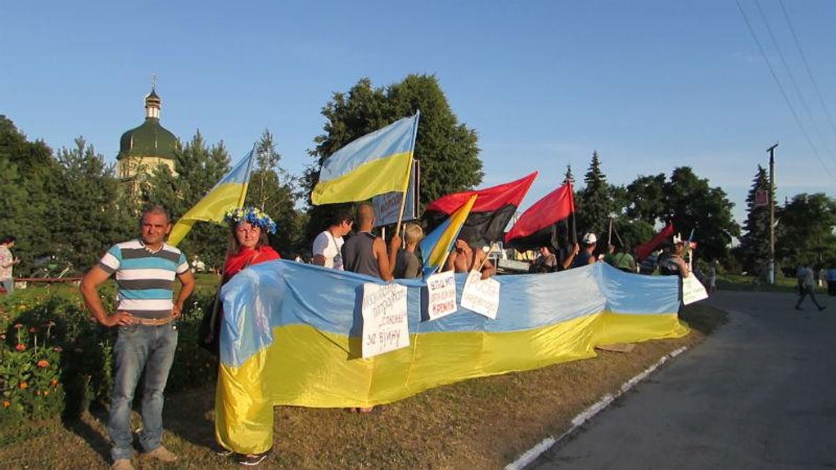 Националисты встретили крестный ход Московского патриархата Националисты встретили крестный ход Московского патриархата
