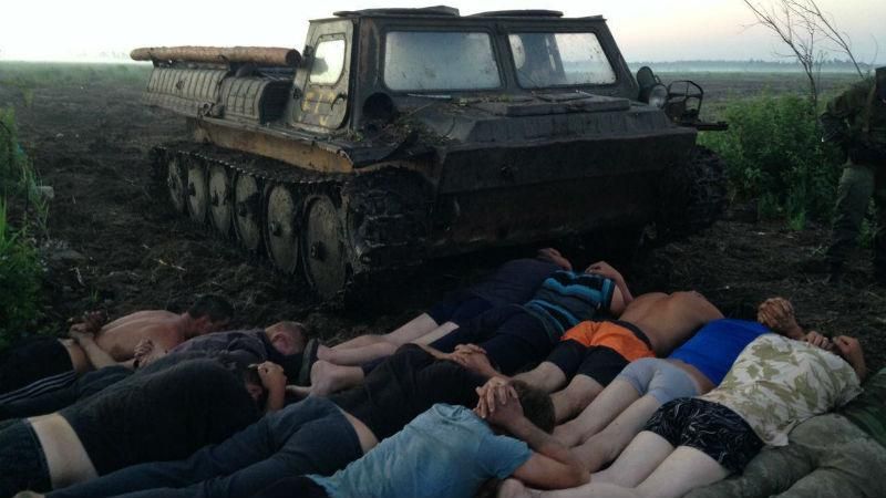 Це не АТО. Озброєні копачі бурштину з бронетехнікою чинили опір спецназу Це не АТО. Озброєні копачі бурштину з бронетехнікою чинили опір спецназу