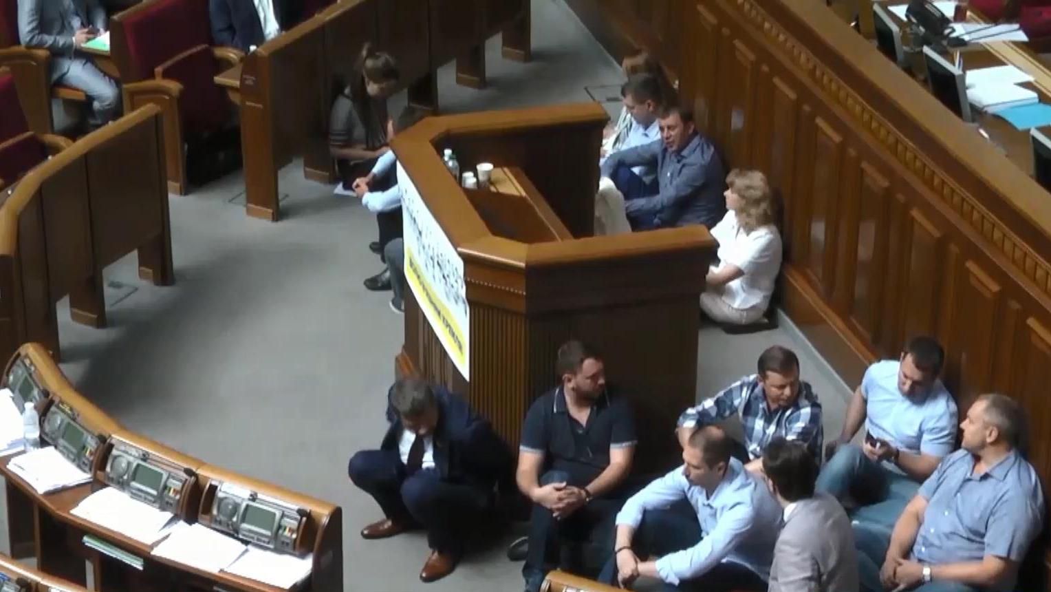 Депутати у Верховній Раді: суперечки про хресних хід та закони з підлоги Депутати у Верховній Раді: суперечки про хресних хід та закони з підлоги